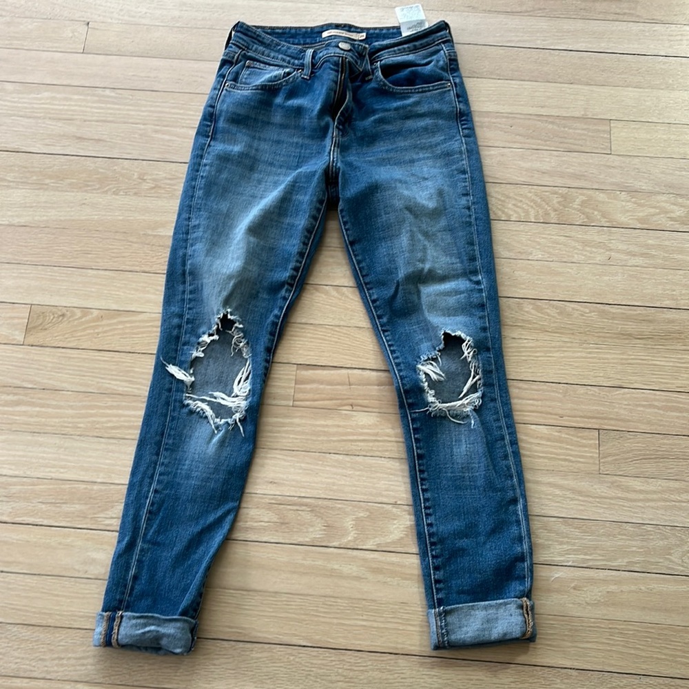 Levi’s distresses jeans size 26. 721 high rise skinny